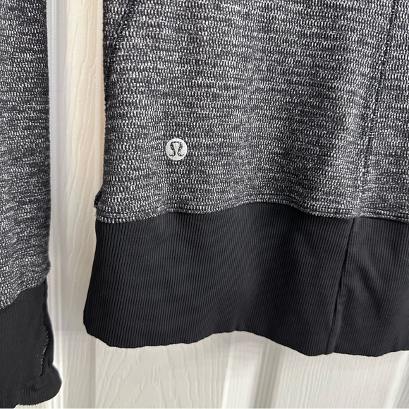 Lululemon Sweatshirt Pullover Top Gray Black Gym Athletic Runderful Size 4 Small - Picture 5 of 7